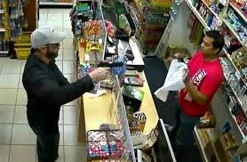 Detienen a presuntos responsables de robo a comercio